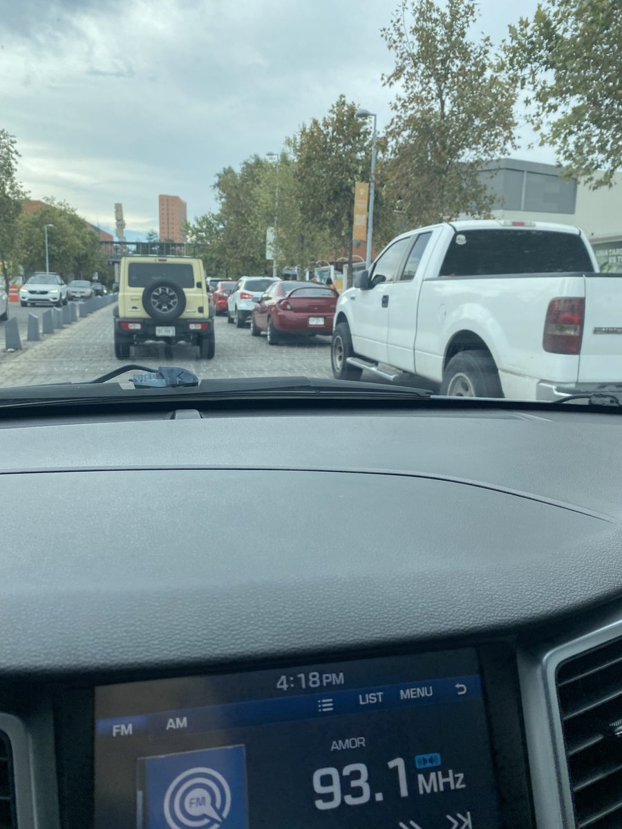 PauDieguez's tweet photo. @AgenciaAMIM @GobTlajomulco cuando van a quitar a esta gente que se estaciona en lugares prohibidos y hace caos? https://t.co/aBXhtHCfGr