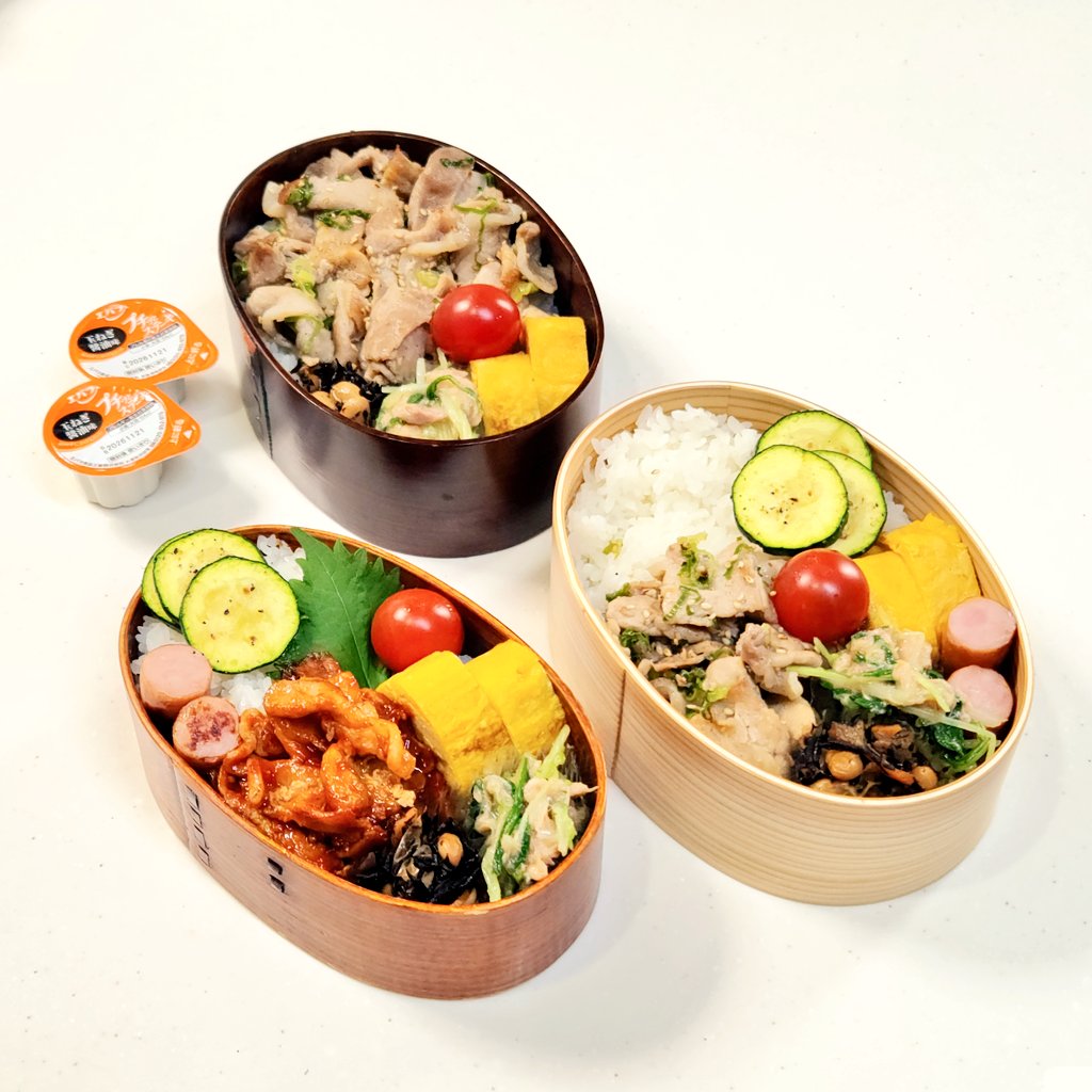 WorryForDinner's tweet photo. おはようございます
🍱豚焼肉+玉葱醤油ポーション
私は和風ポークチャップ

卵焼き、間違えて牡蠣だし醤油を入れてしまったが、ちょっと甘めでいいかも～😋
#お弁当記録 #旦那弁当 #高校生弁当 https://t.co/KcdASF3fDC
