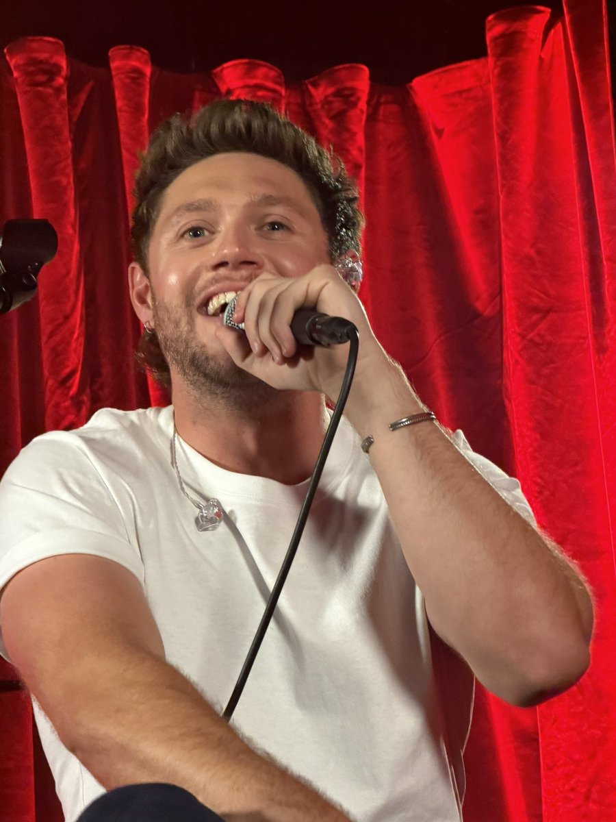 Cherryxhoran's tweet photo. I love this man so much 😭 @NiallOfficial https://t.co/INZ5mfarwm
