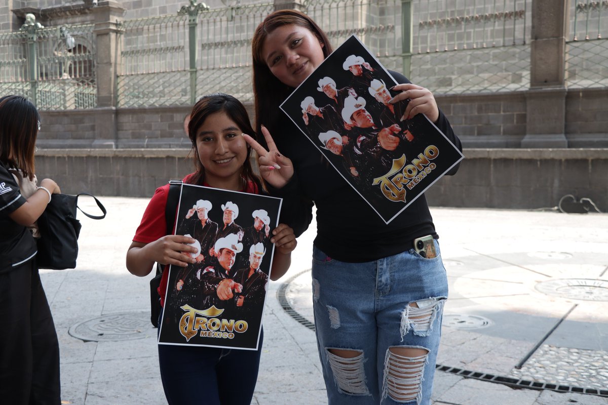 ContigoPuebla's tweet photo. Así se vivió la visita de El Trono de México en Puebla🤠👇🏻
Previo a su esperado concierto del próximo 27 de junio en el GNP, los integrantes de El Trono de México convivieron con sus seguidores en el Zócalo de la ciudad. https://t.co/NuzX8cg9S9