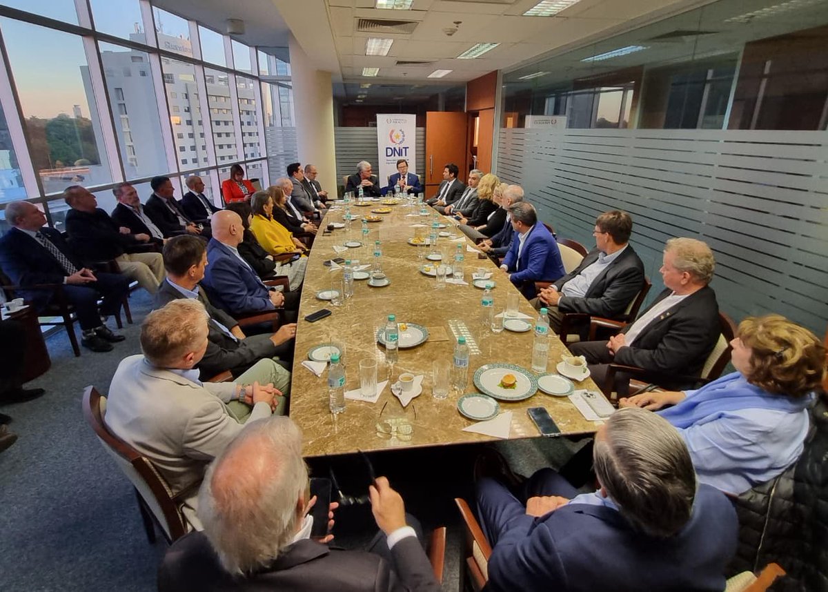 DNITpy's tweet photo. 📍 El director nacional @OscarOrue, participó de la Sesión de Honor del Consejo Directivo de la Asociación del Cuerpo Consular del Paraguay (ASOCONSULAR). https://t.co/KhxJt3s02y