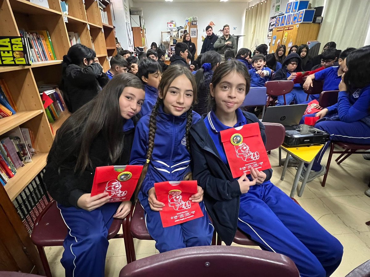 conaf_valpa's tweet photo. ⭕️Educación Ambiental| Cerca de 100 estudiantes de enseñanza básica de la escuela El Sauce de #LosAndes aprendieron sobre prevención de #IncendiosForestales y cuidado del entorno junto a profesionales de nuestra institución, la delegación presidencial provincial y @Senapred_valpo https://t.co/mmwr5ycFqb