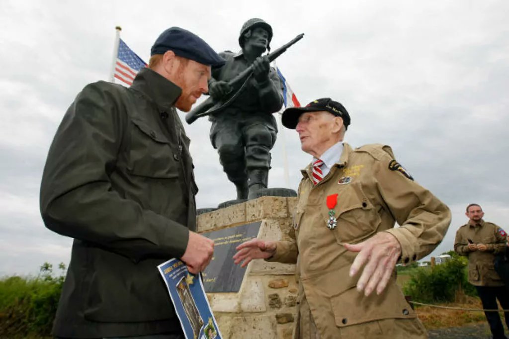 FanFunDamian's tweet photo. Throwback Thursday to the 70th Anniversary of D-Day on Utah Beach: https://t.co/cNwgSZ0khJ #PeeWeeMartin #BandofBrothers #101stAirborne #DDay #UtahBeach #DamianLewis #Normandy #WWII https://t.co/ySAUhWToKn