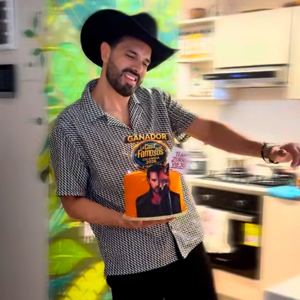 maialoving's tweet photo. Mi marido con su torta de ganadorrrrr , lo amo tanto 😭 se está gozando este momento con los suyos como se lo merece ! Y mañana por fin tendremos nuestro live💘
#TeamZorro
#TeamZorroViejo #LaCasaDeLosFamososCol3 https://t.co/EOlcYthBP0