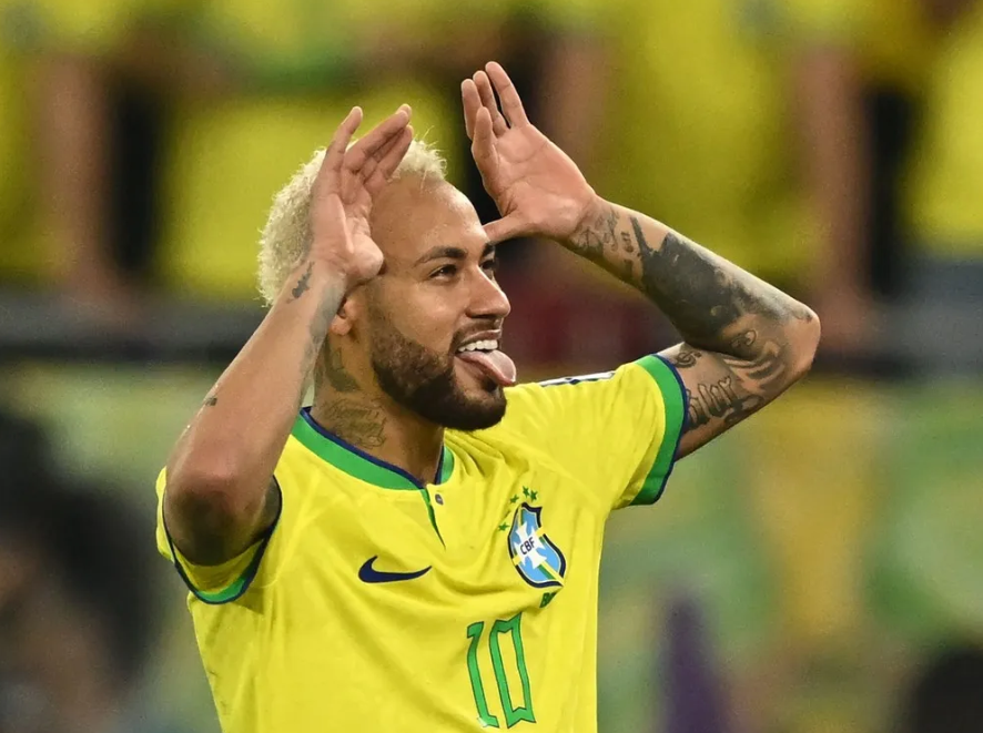 Rickdant's tweet photo. Seja a flecha! 🇧🇷 
Convocação do Neymar = boom nas vendas de produtos da Seleção!
O fenômeno 10 prova que ainda é um dos maiores ídolos do Brasil.  
Enquanto uns criticam, o povo vai às ruas comprar a amarelinha.  
Isso é força do Neymar ou força da Seleção? Opinião nos comentários!