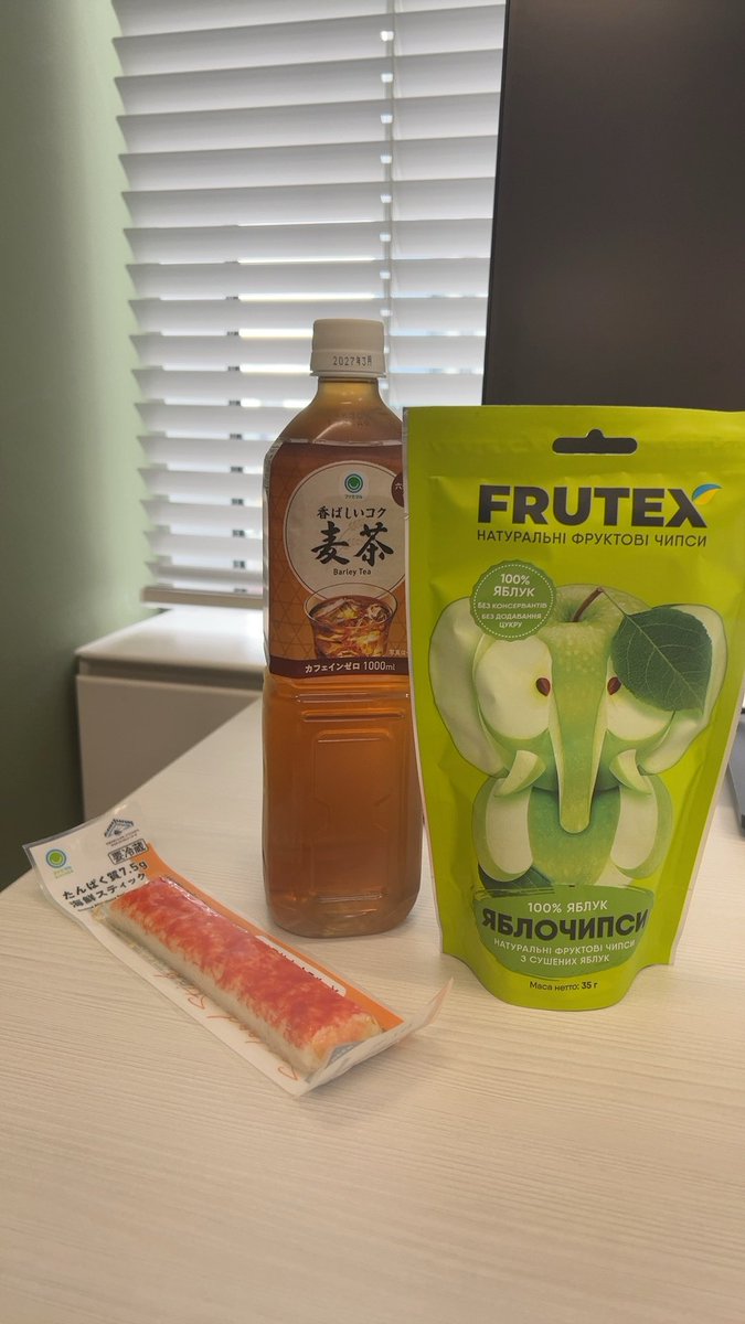 fallingstar0111's tweet photo. 今日のコンビニ。

右のはね、最寄駅の近所のコンビニで買ったの。ここは独自の輸入をするので品揃えがいっぷう変わってるの。

オートミール粥に今日はカニカマをつけましたと。 https://t.co/IkikeHMIQb