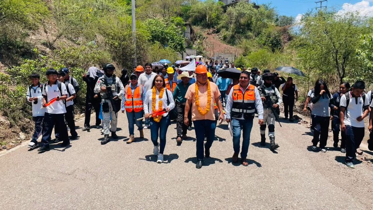 Mov_Gro's tweet photo. 📚🏗️ Así trabajan los #BuenosGobiernos. 

El presidente municipal de Xalpatláhuac, Ramon Lorenzo Cardenas dio el banderazo de inicio para la construcción de aulas de la Preparatoria Popular Tlayoltepetl, garantizando mejores condiciones para las y los estudiantes. 💪🏽🍊 https://t.co/mBK0ljy4De