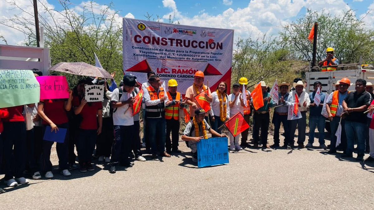 Mov_Gro's tweet photo. 📚🏗️ Así trabajan los #BuenosGobiernos. 

El presidente municipal de Xalpatláhuac, Ramon Lorenzo Cardenas dio el banderazo de inicio para la construcción de aulas de la Preparatoria Popular Tlayoltepetl, garantizando mejores condiciones para las y los estudiantes. 💪🏽🍊 https://t.co/mBK0ljy4De