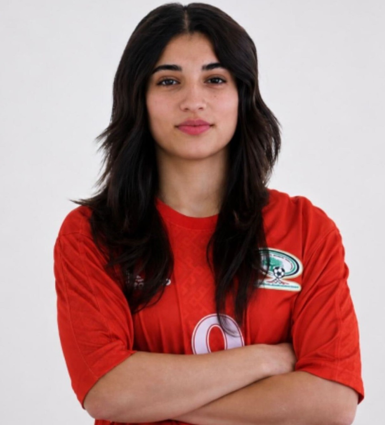 mundopelotanet's tweet photo. 🇵🇸🇮🇱 Rand Halawani, jugadora de la Selección Femenina de Palestina, fue ARRESTADA en Israel este pasado martes por "arrojar objetos" en una manifestación en Jerusalén.

La Federación Palestina de Fútbol denuncia una campaña de acoso contra sus atletas, tras sumarse también el arresto de la exjugadora Natalie Abu Diyeh en Cisjordania y la prohibición de salida del país al futbolista Musab Abu Salem.

Hoy un tribunal de Talpiot prorrogó la detención hasta este viernes 05/06.