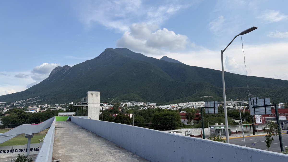 thetheteatea's tweet photo. 京セラドームみたい。美しい山岳風景の中に巨大人工物という構図がとても良いです。 https://t.co/dGNMpa2Yjf