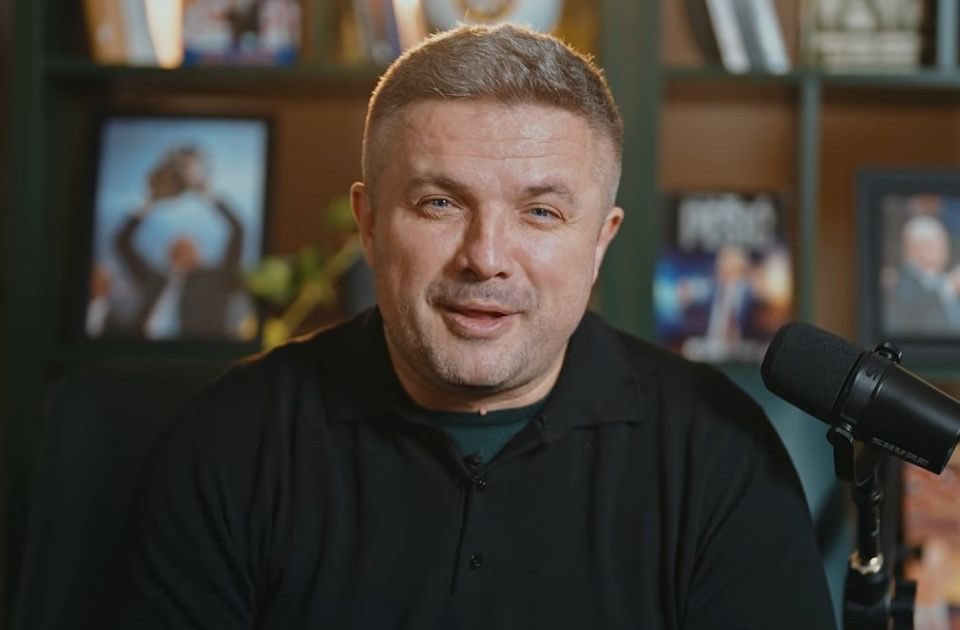 relja996's tweet photo. Edin Avdić je velikan i ja sam mu neizmerno zahvalan jer je za mene bio najvažniji tip čoveka u razlupanoj nam bivšoj zemlji, onaj koga su vodili strast i znanje prema i o nečemu plemenitom.

Kada bi mi neko dao pločice da napravim mozaik sa detaljima koji za mene čine košarku, on bio sigurno bio jedan od njih.

Nije bio planetarna zvezda koja globalno uticala na stvari, ali ovde, među nama, bukvalno je utkan u samu reč ‘košarka’