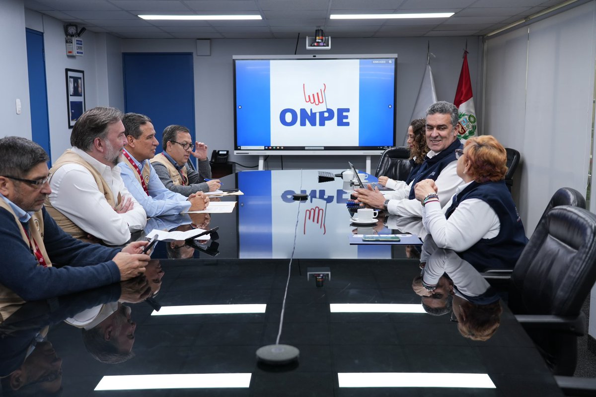 OEA_oficial's tweet photo. #OEAenPerú | El Jefe Interino de la @ONPE_oficial, Bernardo Pachas, compartió con @VictorRicoF, Jefe de la #MOE_OEA, los últimos avances de cara a la #SEP2026 🇵🇪. Todo se prepara para que este domingo más de 27.3 millones de peruanos acudan a las urnas. https://t.co/3gEMfjHT2q