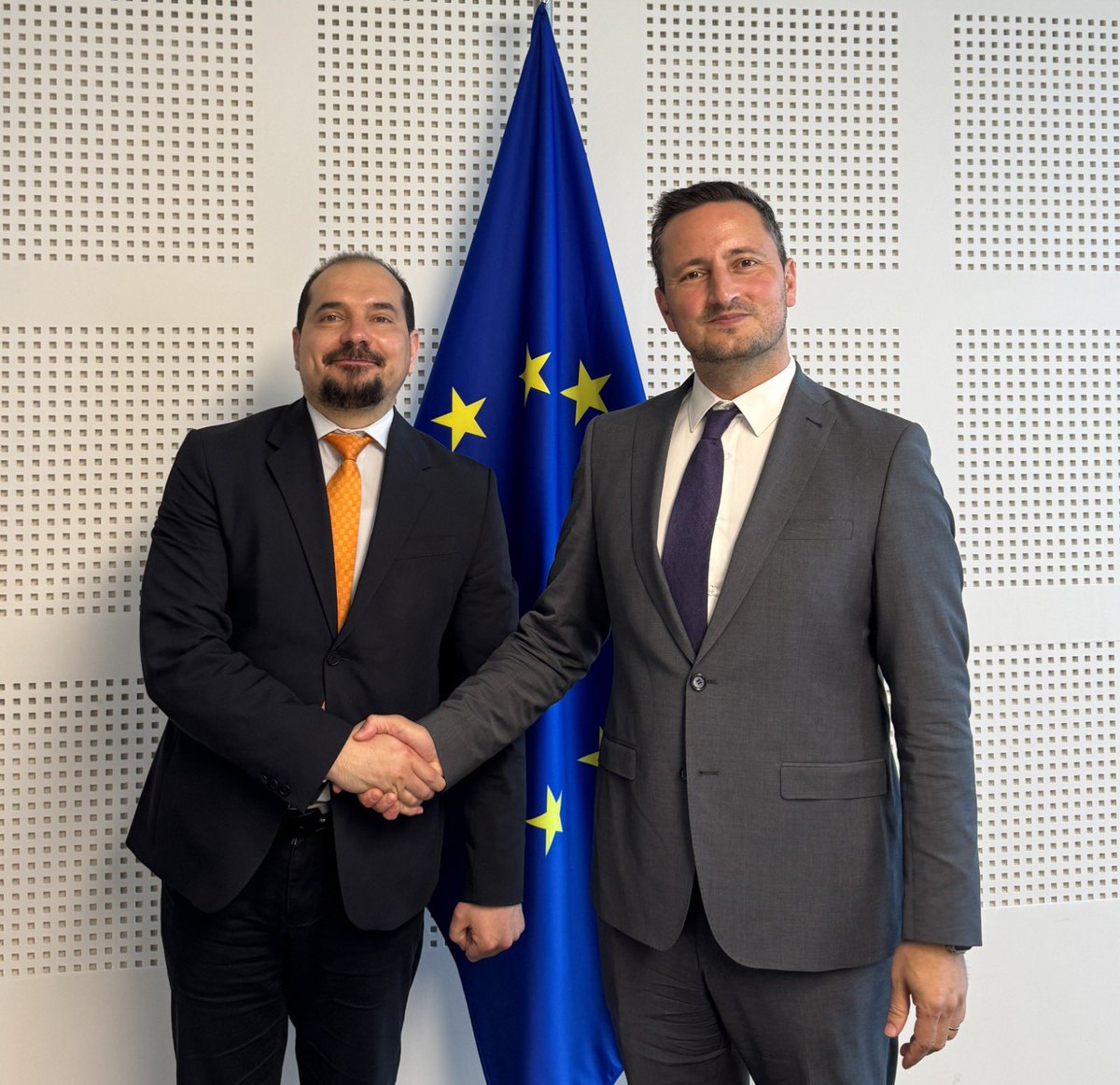 MDAmbEU's tweet photo. 🇲🇩 Secretary General of the @GuvernulRMD @AlexeBuzu joined the 3rd @EU_CoR Working Group on 🇲🇩, held on the margins of the CoR’ #EnlargmentDays.

Concept of the voluntary amalgamation of the municipalities &amp; the local public administration reform aspects were discussed.

1/2 https://t.co/cQqh2XgQR0