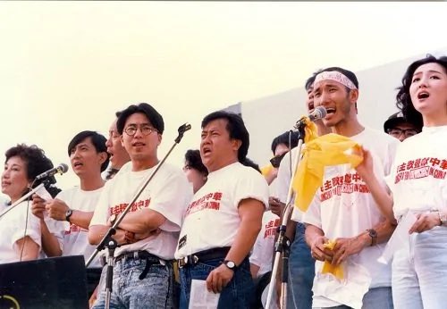 SingChow9's tweet photo. 1989年的香港，無數市民走上街頭聲援北京學生。
藝人、歌手、學生、工人、知識分子，共同參與「民主歌聲獻中華」，為民主、自由與改革發聲。
那時候的香港人相信，中國終將走向一個更開放、更自由、更有尊嚴的未來。
37年過去了，照片中的青春容顏已漸漸老去，但他們對民主自由的嚮往，仍然值得被記住。

六四，不遺忘。
六四，不原諒。
六四，不屈服。

#六四37周年 #June4th #TiananmenMassacre #NeverForget8964