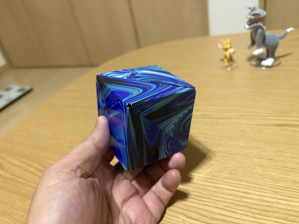 onsendarake's tweet photo. おぱよ木曜日！
正月に甥っ子ちゃんにあげたプレゼントの１つ、この立体パズルなんやけど…色んな形に展開するんよね。何気に俺も遊んでて楽しくて模様違い買っちゃったよww
脳の活性化にめちゃ良い☺️☺️ https://t.co/j0Xy3Gakmh