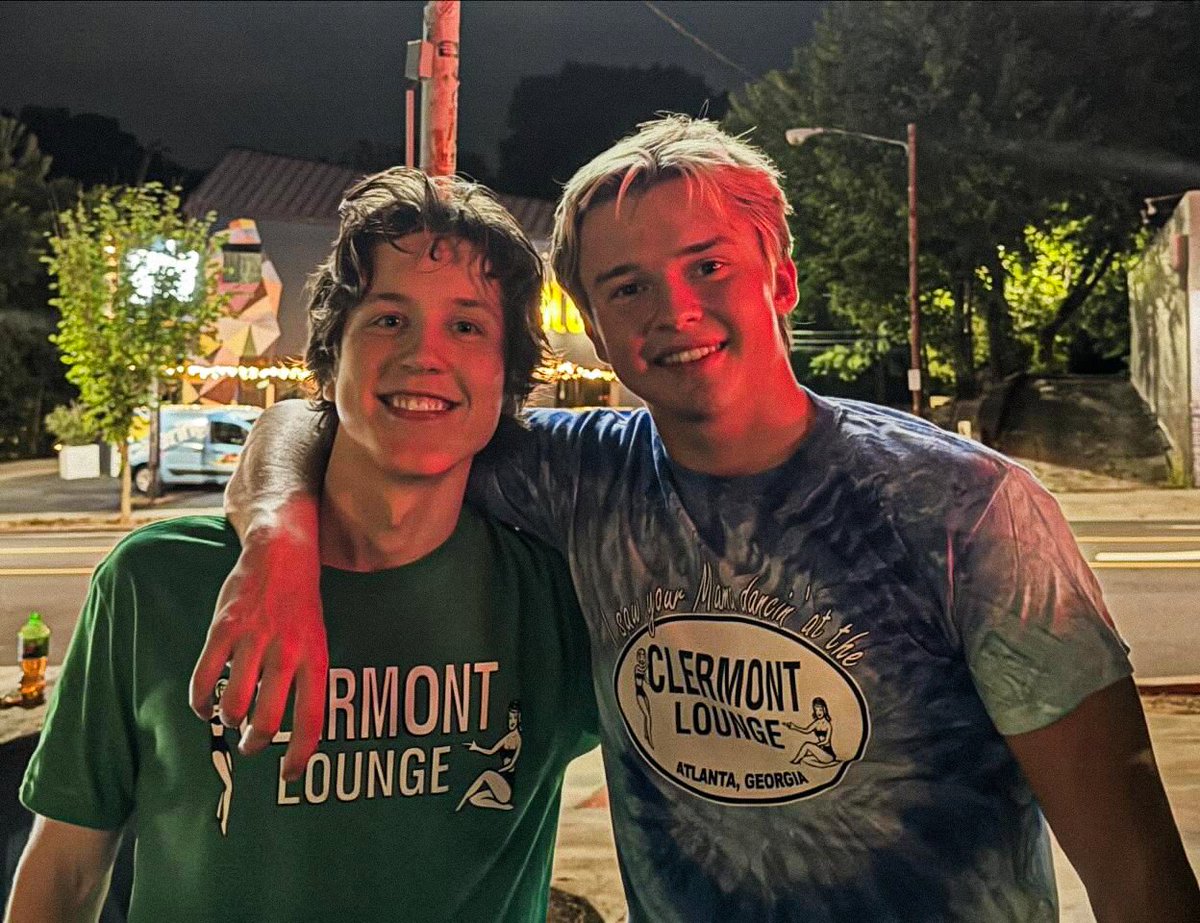 POPin4k's tweet photo. New photo of Tanner Hagen (Shaggy) and Maxwell Jenkins (Fred) from the set of Netflix's Scooby-Doo series. https://t.co/U7iLBbJvzh