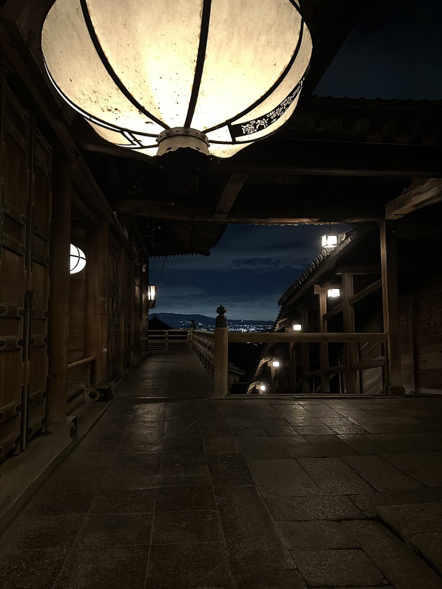 HiS_YM's tweet photo. 台風一過の二月堂
時折り名残の風が吹く
風に吹かれながら祈る

雲のずっと上、遠くから雷鳴のような音がしばらく聞こえました

裏参道を歩くと今夜も蛍が飛んでいました。

2026.6.3 https://t.co/BQ6UAEt88A