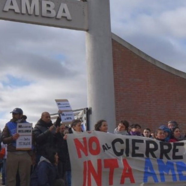 clarincom's tweet photo. LA JUSTICIA FRENÓ POR SEIS MESES EL CIERRE DE UNA ESTACIÓN EXPERIMENTAL DEL INTA

La Justicia hizo lugar a una cautelar presentada por sindicatos y suspendió por seis meses el cierre de la Estación Experimental INTA AMBA. Además, ordenó al organismo no avanzar con despidos, reubicaciones de personal, venta de tierras ni desmantelamiento de las instalaciones mientras dure la medida.

Testimonio

"También tenemos en cuenta que es una cautelar que no resuelve las cuestiones de fondo y que puede caerse. Entonces, en lo que hace a los trabajadores o ex trabajadores del INTA AMBA, mucho no nos cambia. Lo vemos positivo porque eventualmente sirve para ganar tiempo y tener algún lugar donde volver cuando se pueda revertir las situaciones más de fondo". — Gigi Franceschi, delegada de ATE INTA.

(+) en Clarín: https://t.co/KB0s8MVpEo