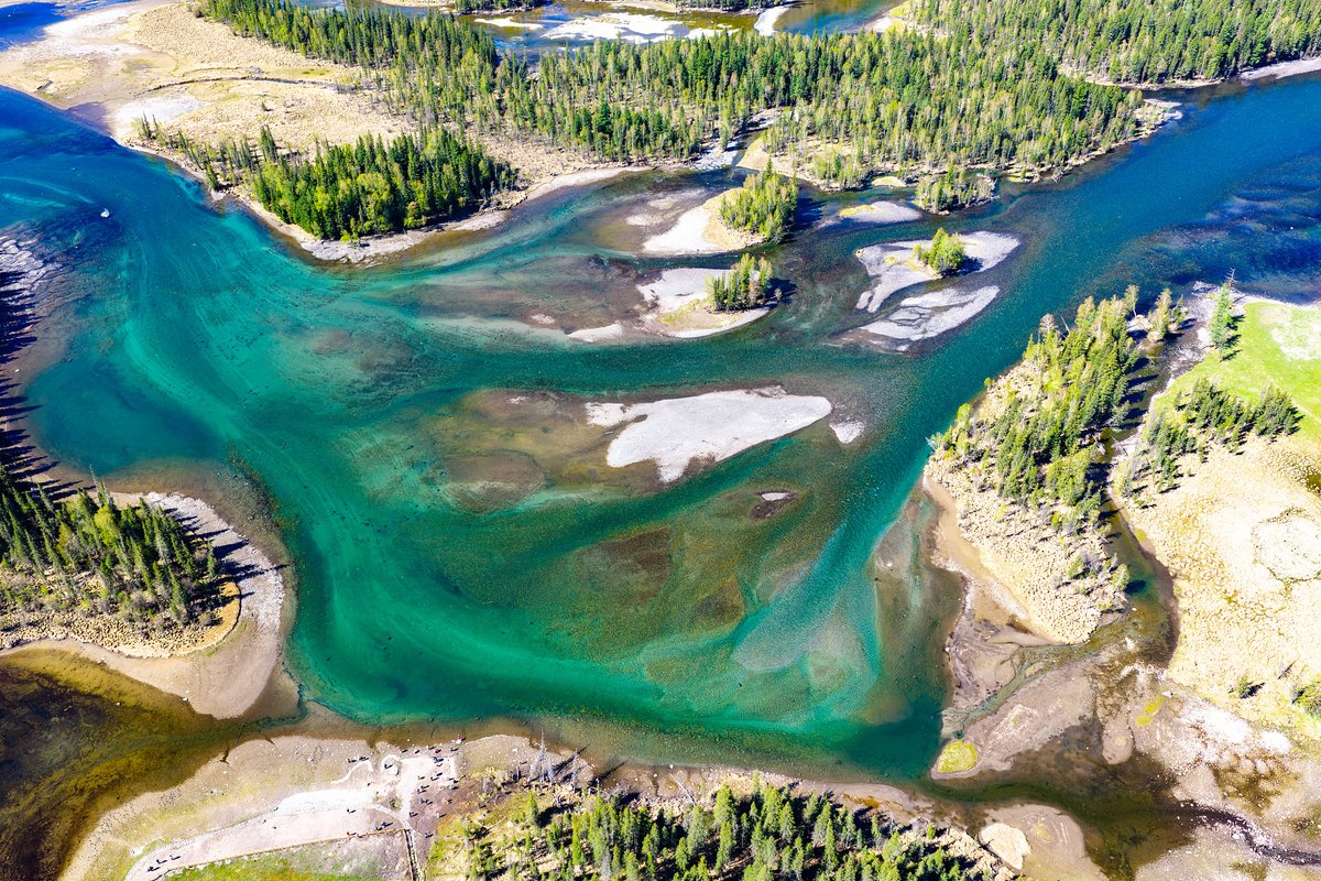 ChinaDaily's tweet photo. Early summer in Altay, #Xinjiang Uygur autonomous region reveals a stunning landscape. 🏞️ The meadows are already covered in fresh green grass while snow still lingers on the mountaintops, and the river flows in a shade of blue-green like liquid jade. Together, the snow, forest, grassland, and river create a breathtaking natural scene. 🍃✨ #ChinaCanvas #ChinaBound

Visit China Bound for a WOW China experience. https://t.co/cSZfOHQckM