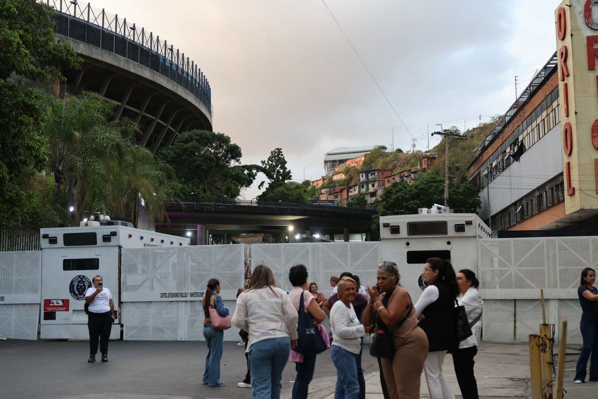 VenteDDHH's tweet photo. 🚨 #Urgente | Presos políticos están siendo trasladados desde El Helicoide a la cárcel de Tocuyito. 

Familiares desesperados permanecen en las afueras del centro de torturas exigiendo información. 

Los traslados deberían ser a su casa, no a otros centros de reclusión. Exigimos libertad plena para todos los presos políticos. 

#QueSeanTodos 🇻🇪