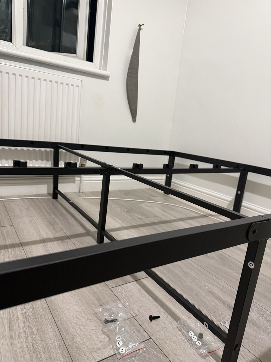 itssVis's tweet photo. Not the best time to build a bed https://t.co/7PRzgLdJtf