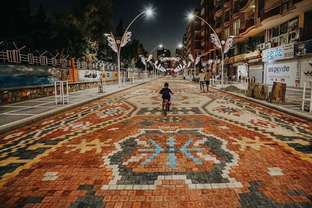 etginlik's tweet photo. Mardin Kızıltepe'de halı deseni işlenen cadde: https://t.co/xzf44FjuPQ