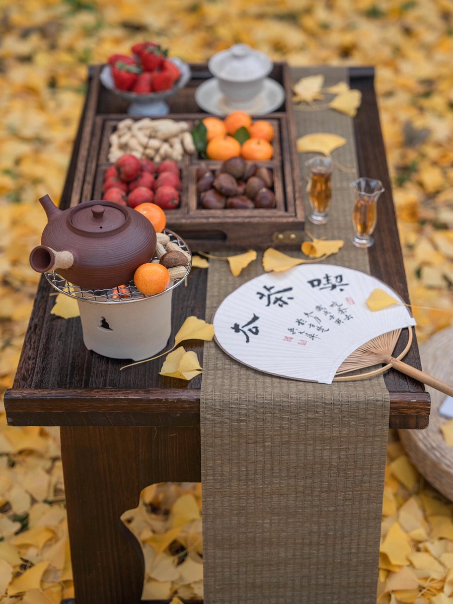 virgiolotta's tweet photo. Chilly autumn breeze + golden maple leaves = perfect excuse to sip hot tea and slow down. ， https://t.co/v396U9XpC6