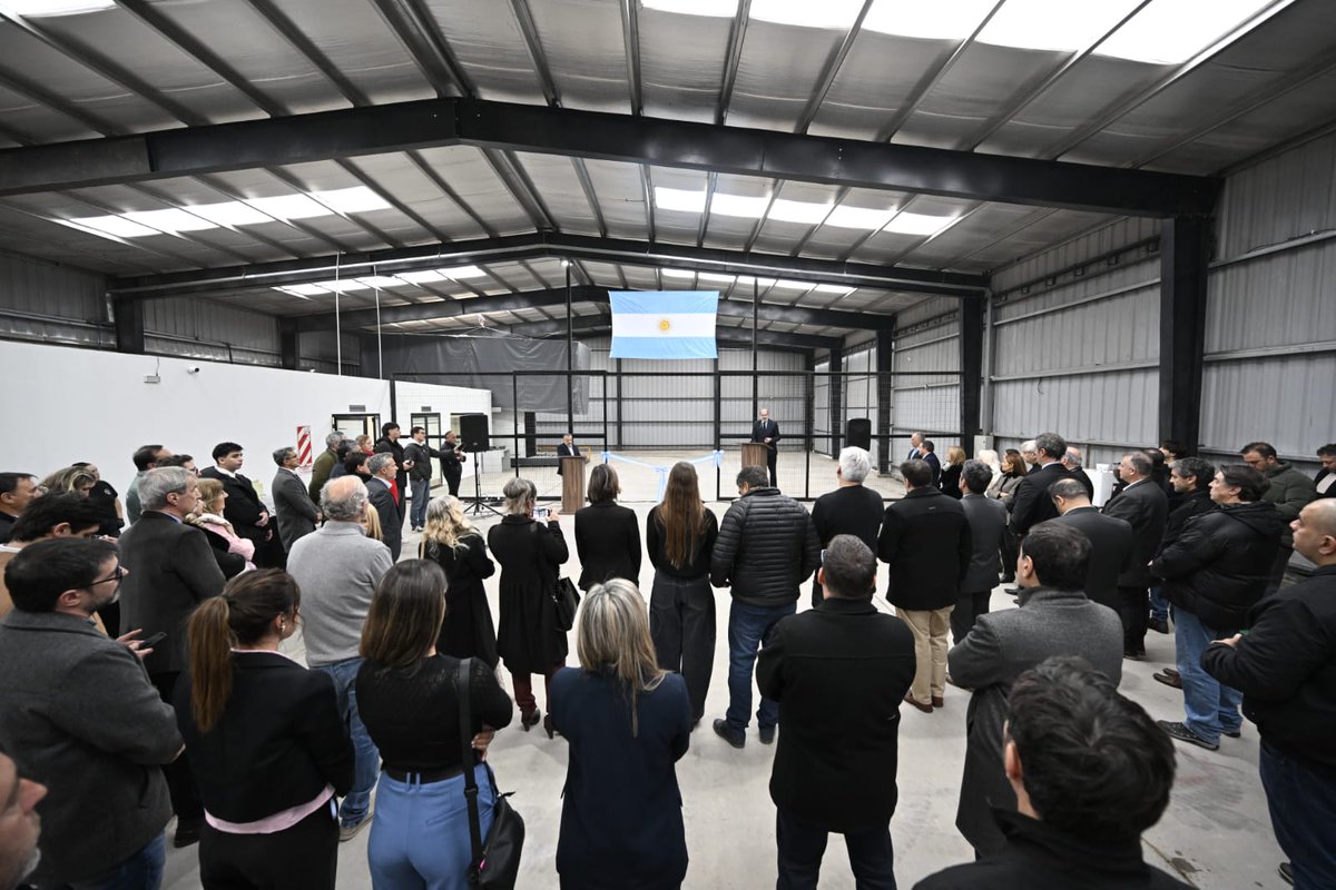 fsusbielles's tweet photo. Acompañé la inauguración del primer depósito fiscal privado de Bahía Blanca, un gran paso adelante en materia de facilitación del comercio exterior, la gestión aduanera, el almacenamiento y la interconexión de nuestra ciudad.

Esta inversión clave fortalece a la localidad como polo de desarrollo económico y logístico del sur argentino. 

Bahía se potencia y prepara para el futuro.