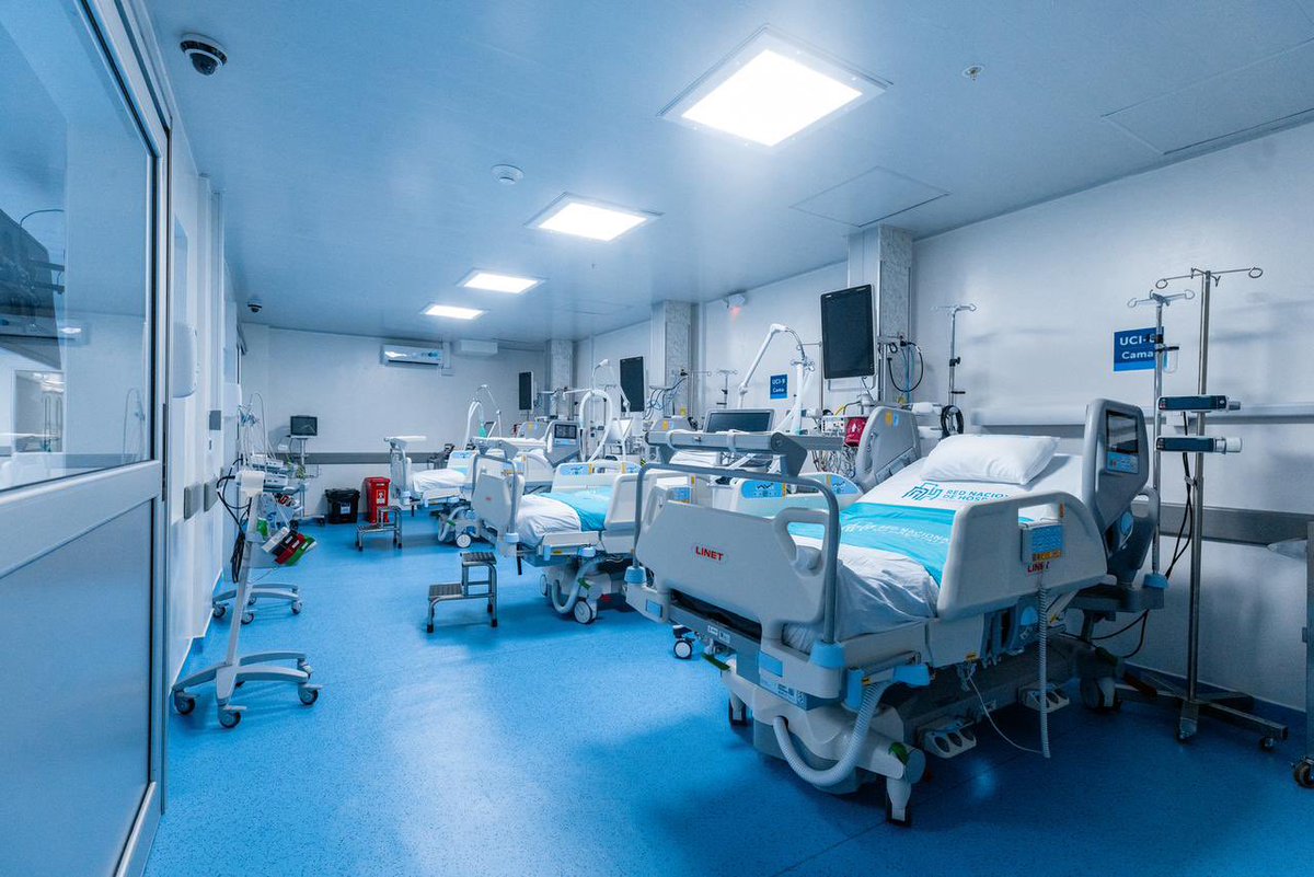 borisplatero's tweet photo. ‼️ DATOS DE INTERÉS DE @elnuevorosales  este hospital representa una transformación histórica en la salud pública de El Salvador. Es considerado uno de los más avanzados de Centroamérica, diseñado para ofrecer atención de alta calidad comparable o superior a la privada, pero con énfasis en lo público como prioridad. 

☑️ Fuentes de financiamiento
La construcción y equipamiento se financiaron con fondos propios del Gobierno de El Salvador (impuestos), con una inversión anunciada de alrededor de $61.2 millones
•  Primera piedra en junio 2023.
•  Inauguración oficial el 1 de junio de 2026
☑️ Nivel del hospital
Es un hospital de tercer nivel atención de alta complejidad, es un centro médico de máxima complejidad. Está equipado con tecnología avanzada y personal altamente especializado para tratar enfermedades raras y complicadas, realizar cirugías complejas y atender emergencias graves, con áreas de bajo riesgo. Incluye consulta externa especializada, hospital de día y servicios integrales. 
☑️ Tecnología y equipo médico
Cuenta con tecnología de última generación:
•  Cirugía robótica.
•  Quirófanos híbridos (primero en Centroamérica, con imagenología en tiempo real como tomografía y resonancia magnética).
•  Quirófanos multifuncionales.
•  Equipos de imagenología avanzada.
•  Laboratorio automatizado de alta eficiencia para dar cientos de resultados por hora.
•  Unidad de hemodiálisis con 140 máquinas más de 400 pacientes por día).
• Soporte hepático artificial.
• Amigable con el medio ambiente, autosostenible: paneles solares, tratamiento de aguas). 
☑️ Especialidades y capacidad
•  Alrededor de 50 especialidades incluyendo oncología/hemato-oncología (con trasplante de médula ósea por primera vez disponible y accesible al público), cardiología, nefrología, neurocirugía, geriatría, etc.
•  Más de 700 camas (incluyendo UCI).
•  Más de 85 consultorios.
•  Salas de procedimientos, cuidados paliativos, etc.
•  Capacidad para atender miles de personas al año. 
☑️ Cuerpo médico y equipo
Personal capacitado. Se enfatiza la formación y el enfoque en atención humana (acompañamiento y orientación durante todos los procesos hospitalarios), además de la tecnología de punta. 
☑️ Costos de atención
Es gratuito para los salvadoreños. Todos los servicios son sin costo alguno.

‼️ En resumen, el nuevo Rosales es un logro y cumplimiento de este gobierno que eleva significativamente la capacidad y calidad de la salud pública en El Salvador, con énfasis en modernidad, sostenibilidad y acceso universal gratuito.