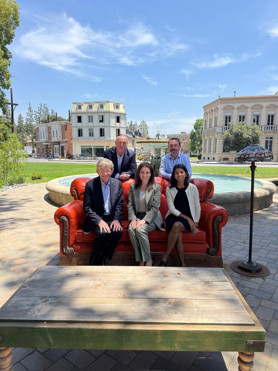 IEConsulGenLA's tweet photo. Together with Screen Ireland, I was delighted to meet with senior Warner Bros/HBO executives today, &amp; take an obligatory photo with the Friends fountain! Filming &amp; animation are worth over €692mill to the Irish economy &amp; collaboration with the US has been critical to our success https://t.co/mASlTxnmep