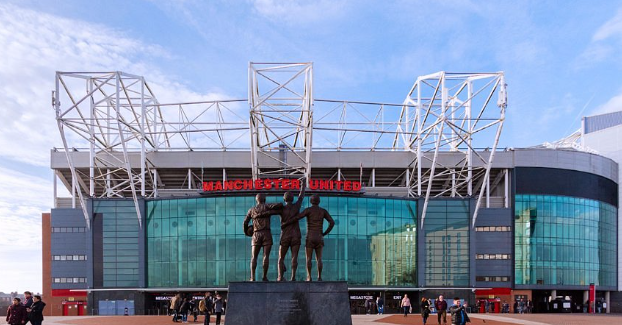 Oneonone1111's tweet photo. Berita terbaru: 

Beberapa anggota keluarga Glazer sedang mempertimbangkan untuk menjual saham mereka di #mufc setelah lebih dari 20 tahun kepemilikan.

Penjualan apa pun diharapkan akan menarik minat dari investor Timur Tengah dan pembeli kaya AS, meskipun klub tersebut akan memerlukan harga yang signifikan 

@business