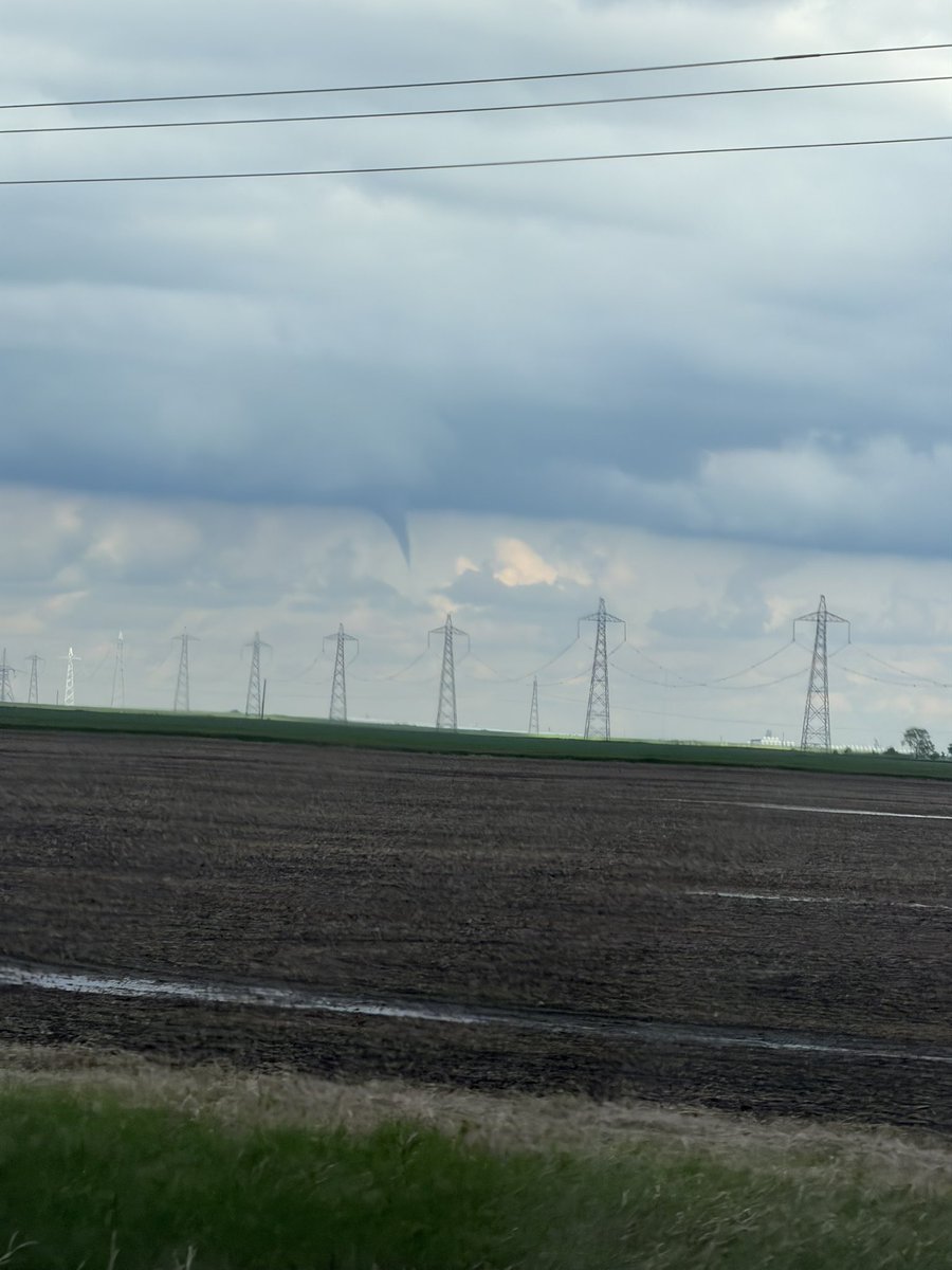 Jeremyrand101's tweet photo. anyone got eyes on this non supercellular funnel cloud? possibly near domain, manitoba #mbstorm https://t.co/FjqQDfyuen