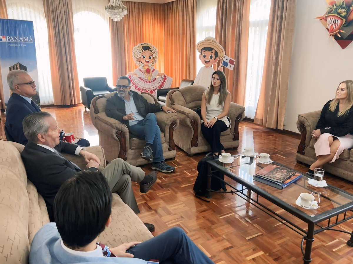 MDI_corp's tweet photo. 📍UIO

Compartimos la visión de #HubLogístico y #ZonasFrancas para #Manabí con @IsaEspinosaZea, Presidenta de @cepan_ec y Alfredo Montaner, Embajador de @embpanamaecu.

Conectaremos oportunidades para generar negocios entre Manabí y el Hub de las Américas 🇵🇦. https://t.co/TiYjocI8gj