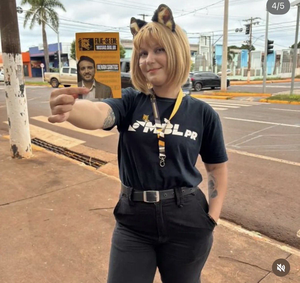 plutobaby00's tweet photo. precisamos logo da revolução comunista para que ninguém precise prostituir sua alma assim https://t.co/93QkXQQpCL