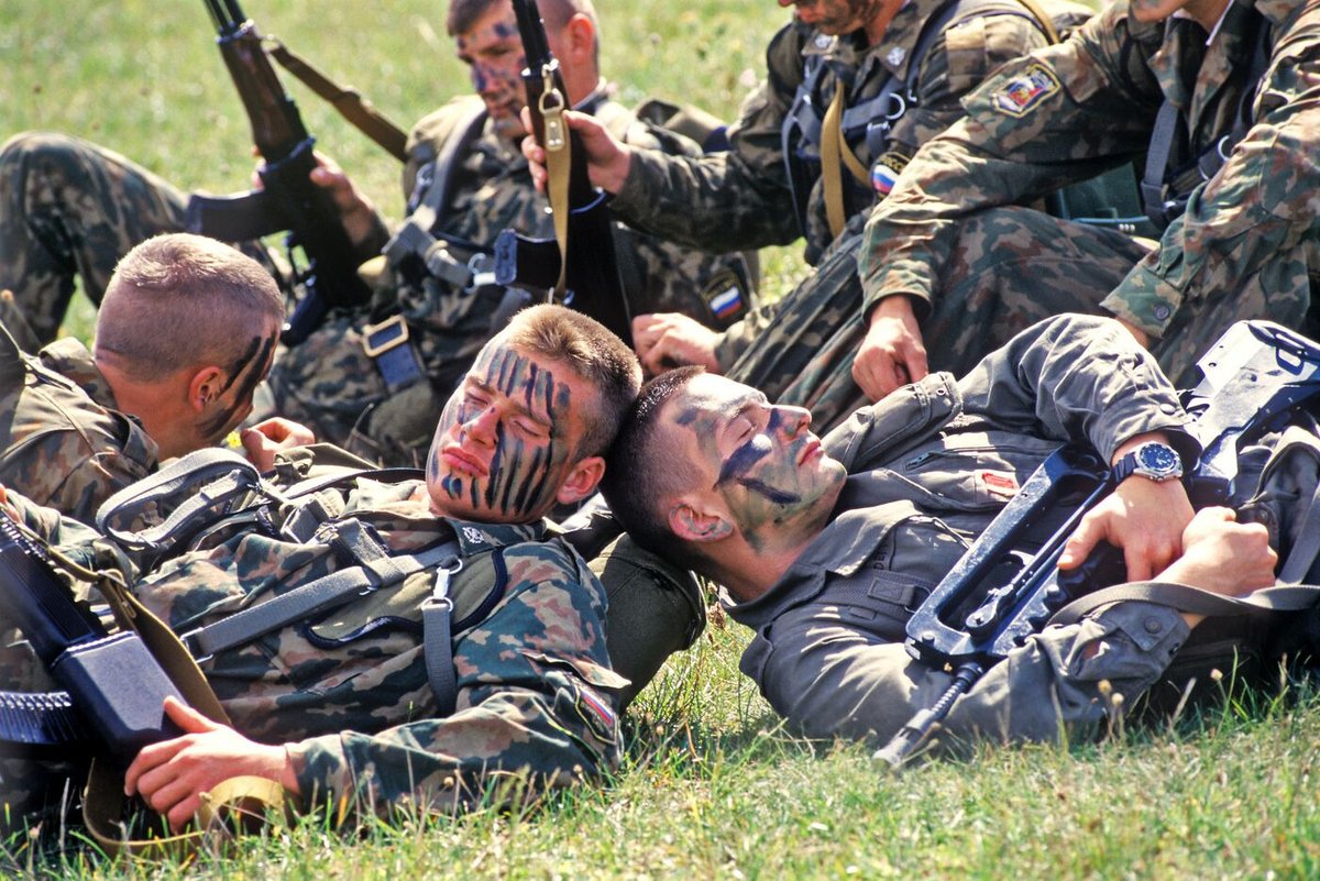 dongruzone's tweet photo. Russian and French paratroopers taking a short break during their joint exercise. France, September 1996. https://t.co/NqzoPDfMTq