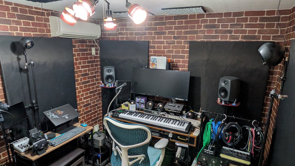 OcarinaYonosame's tweet photo. この度、自分のスタジオでもなんとかDolby Atmosの制作環境を作れないかと思い、超簡易的ですが5.1.2chの再生・制作環境を構築しました！

簡易環境でもよければ個人依頼でもとしてもアトモスミックス受け付け開始しようと考え中。

ご興味あるかたはご連絡ください！ https://t.co/J1e0DcsmbK