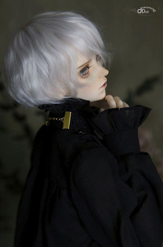 DOLKSTATION's tweet photo. 【即納情報】
DREAMING DOLLから『Chris』のご紹介です！
➡️https://t.co/5IdWU7Qdu2

凛とした静かな佇まいが目を惹くドール。
真っ直ぐな眼差しが、どこか遠くを見つめているような美しさを湛えています。
日常の風景に寄り添うような、自然な美しさが魅力です。 https://t.co/sL7mE3HYb0