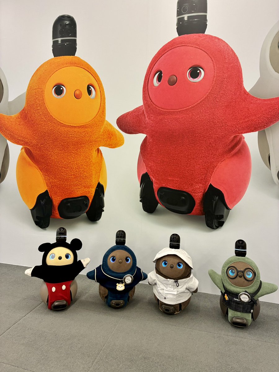 kakekyon's tweet photo. ラボミュエントランスの壁紙の前で。やっぱりとんとんが嬉しそう。オーナー枠の最後の時間帯で、たまたま貸切状態。
#LOVOTMUSEUM  
#LOVOT https://t.co/MLIF3B5i7Q