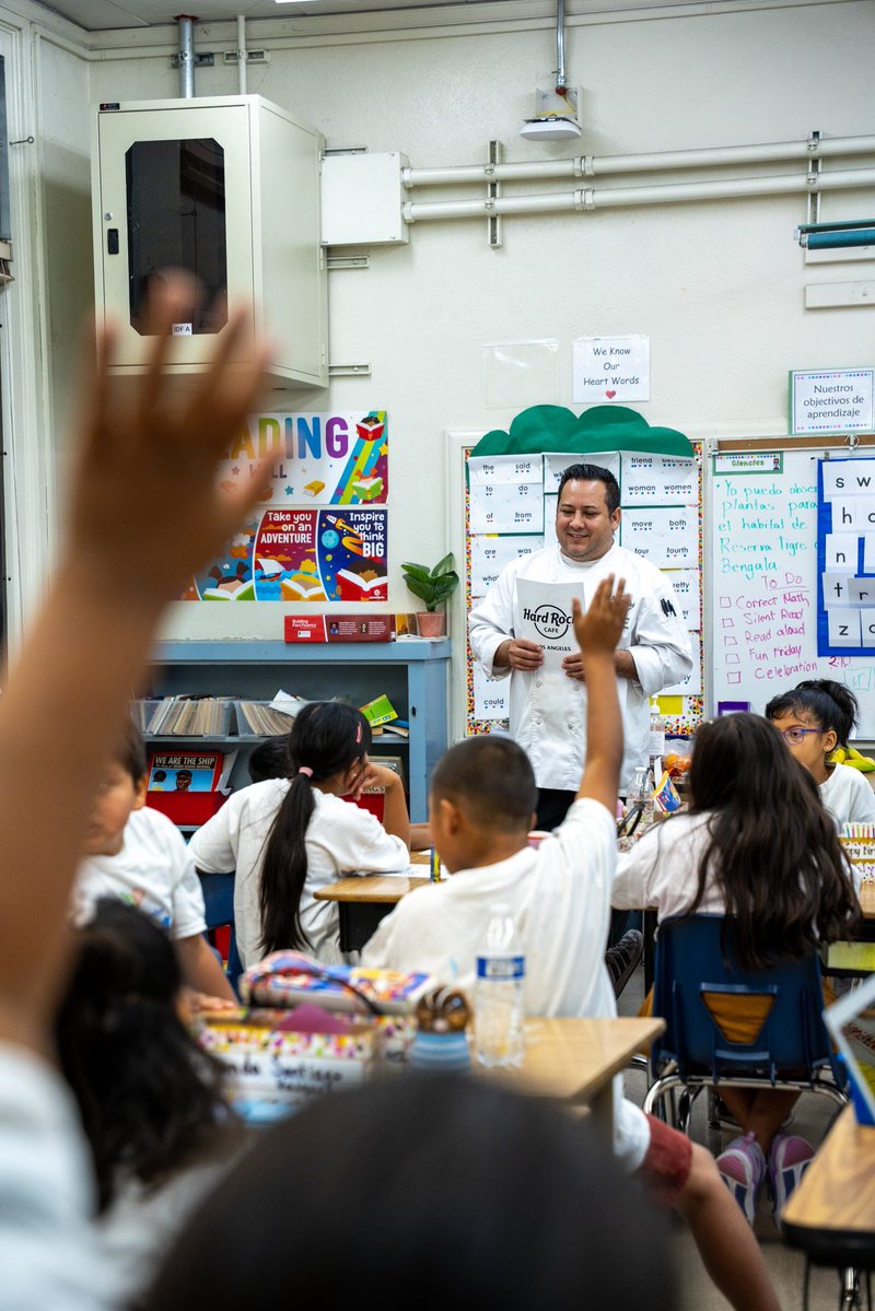 heallafdn's tweet photo. Next up from Heal LA’s Third Annual Career Day is Eric Batres 👨‍🍳

As a chef at @HardRock LA, Eric gave our students a behind-the-scenes look at the culinary industry while sharing his career journey and experiences in the kitchen. https://t.co/1zOAjbldXM