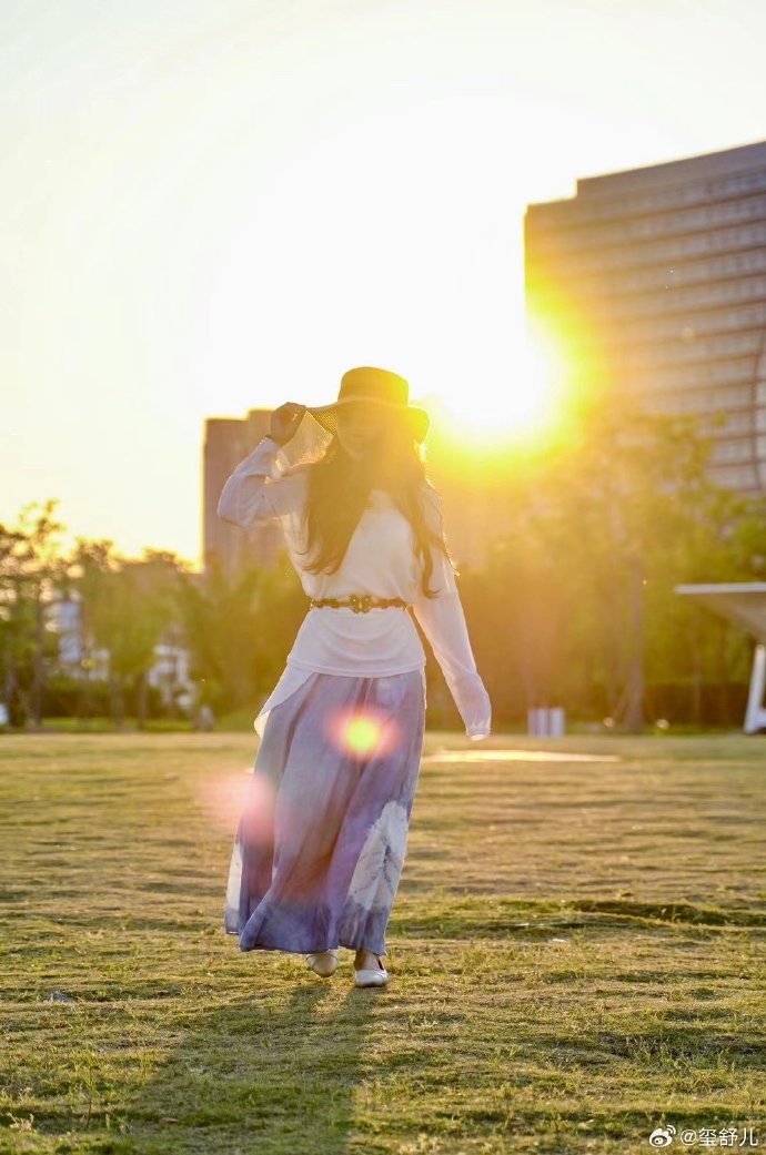 fmorean's tweet photo. New to photography Remember: light is everything—use natural golden hour light for warm, soft shots, and avoid harsh midday sun for starters. Grab your phone or camera, step outside, and experiment!， https://t.co/psUt4zUTo3