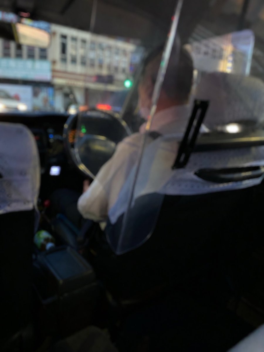EmilyConbrio's tweet photo. 耳が遠くて聞こえないようだ。これまで培った声と滑舌力を最大限使しても、、、無理みたい😭😭😭

あ、文字だ！と、メモ帳に書いて見せたら通じた^_^ https://t.co/9q4bgCjuqK