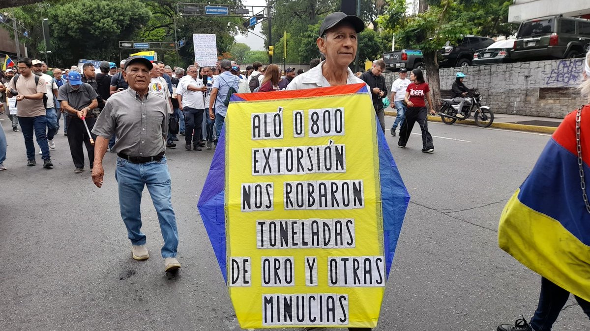 OVCSocial's tweet photo. #3Jun | #BalancePreliminarOVCS

📌 10 protestas en 7 estados del país 🇻🇪

Anzoátegui 
Barinas
Bolivar
Distrito Capital
Falcón 
Guárico 
Miranda
 
📢 Exigencias

Laborales
Seguridad social
Vivienda
Justicia 
A la manifestación pacífica 
Participación política 
De las personas detenidas y encarceladas 

#Miranda Sociedad civil apoyada por estudiantes universitarios y la Coalición Sindical marcharon desde Chacaíto hasta la embajada de Estados Unidos con una parada por el Ministerio de Servicios Penitenciarios. Exigieron libertad para los presos políticos, cronograma electoral y salarios dignos.