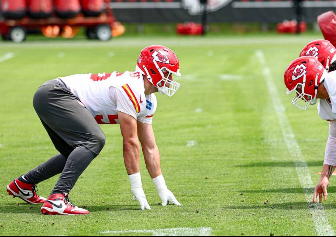 Daily_Chiefs_'s tweet photo. George Karlaftis had surgery on a broken hand during the bye week and still didn’t miss a game afterward (outside Week 18) 😳💪🏾

Per | @pgsween

Unreal toughness. He was on pace for double-digit sacks before the injury too 👀🔥

Big year loading 😈 https://t.co/yCpXxczepp