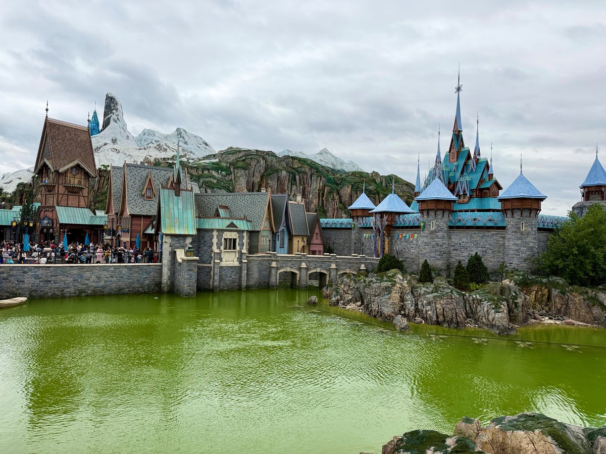 SoCal360's tweet photo. World of Frozen at Disney Adventure World is almost the same as the one at Hong Kong Disneyland. The only things missing are the roller coaster, snack stand and the real mountain behind Arendelle.

The best thing about this land is the Frozen boat show. 🇫🇷❄️ https://t.co/q5DEgIzIH5