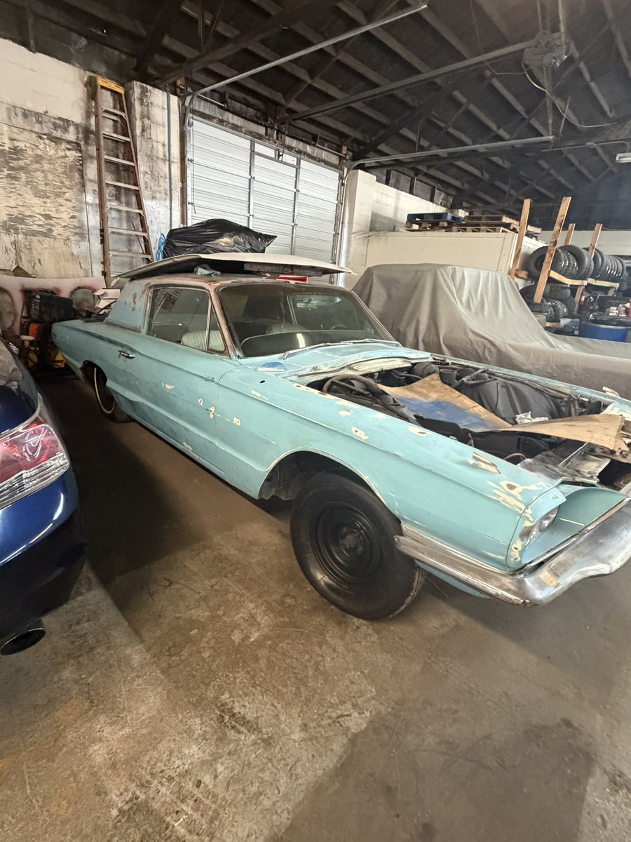 ayedeav's tweet photo. These barn finds go crazy https://t.co/q4E0Dt0xFV