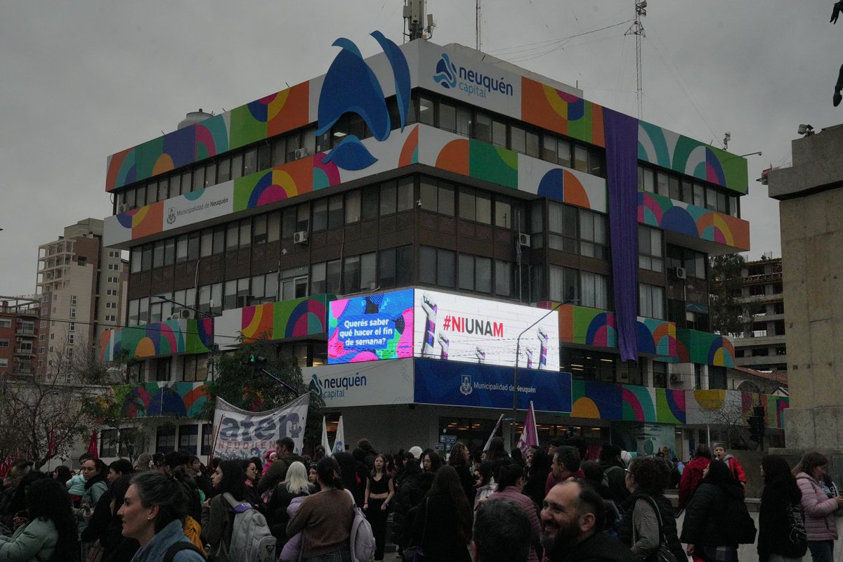 GiovanettL's tweet photo. #MarchaCiudadDeNeuquen 💜
#NiUnaMenos 💜💜💜 https://t.co/wxA9VdvlZg