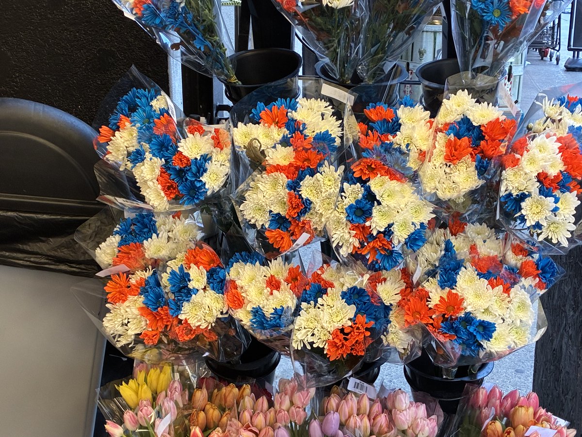 upserny's tweet photo. #knicks fever goes floral https://t.co/rsLjwGPER1