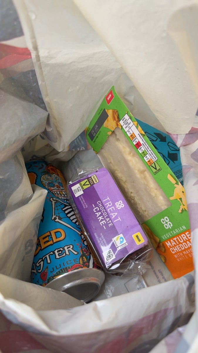 leoxkun's tweet photo. omad !! 🙏🙏
lowkey coop cheese sandwiches are such a guilty pleasure of mine like i hate how good they are 😭 417c for the sandwich, 292c for the cake and 240c for the monster 😋 https://t.co/EKOu3HoTyt