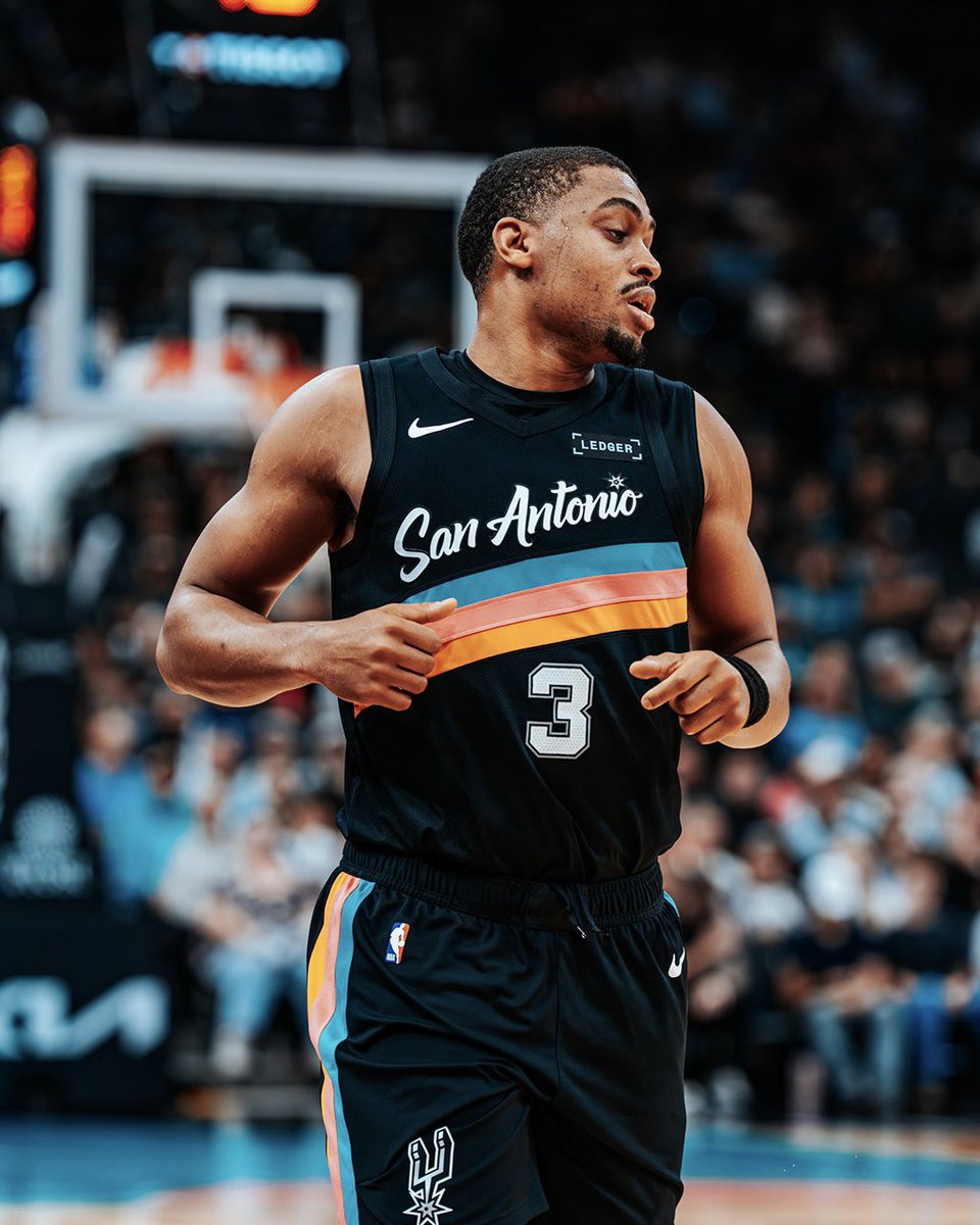 MadeByDylan1's tweet photo. Race For Seis 🏆 #spurs #finals #nba https://t.co/pqRCD4evMo