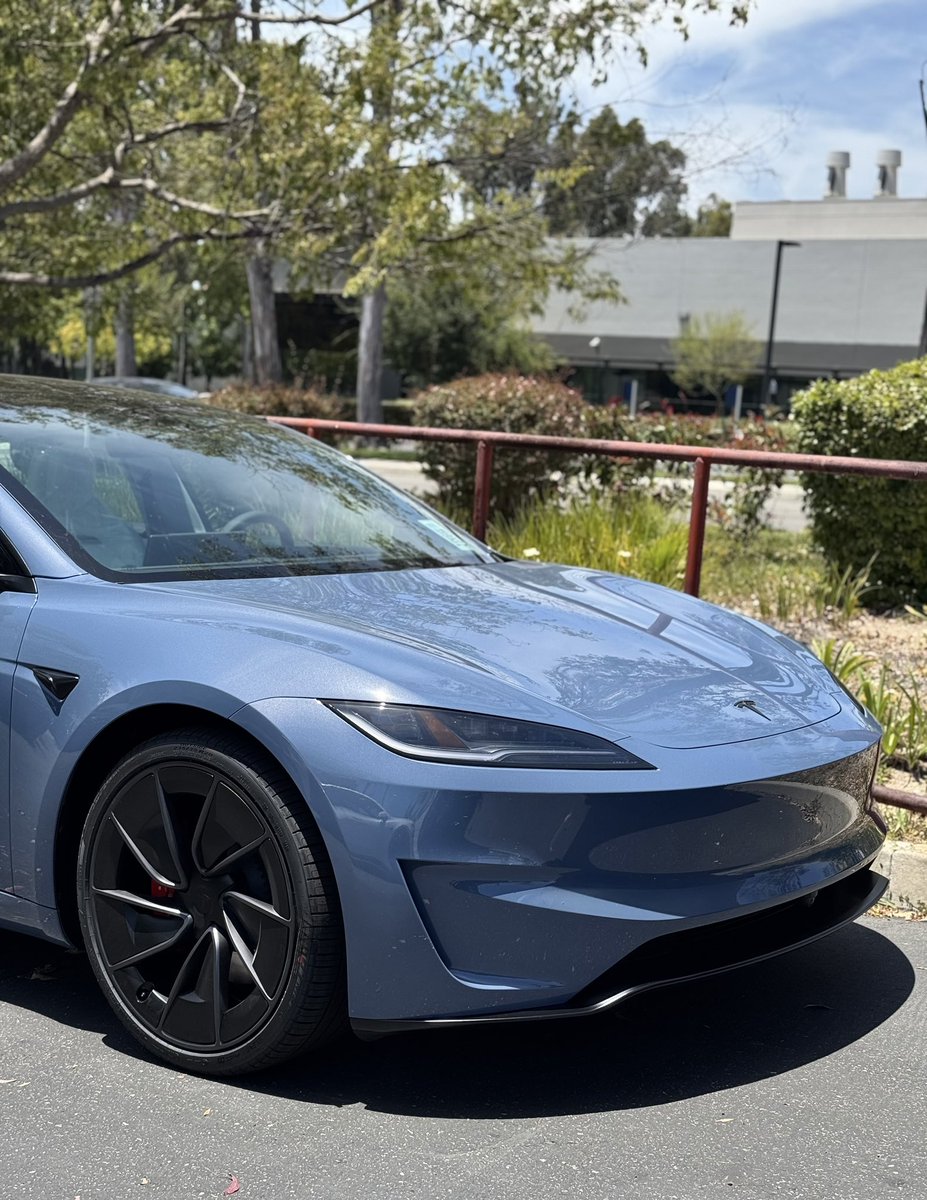 Brand0n's tweet photo. Frost Blue Model 3 Performance looking sharp in the sun ☀️ https://t.co/kkgVLAOFkj